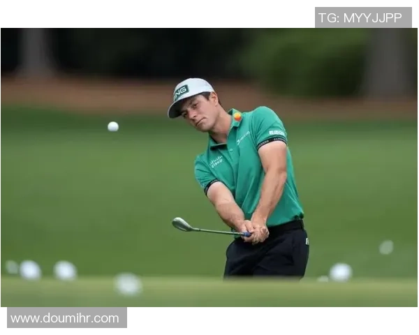 足球明星的女友兼女主持人如何在聚光灯下平衡事业与爱情生活